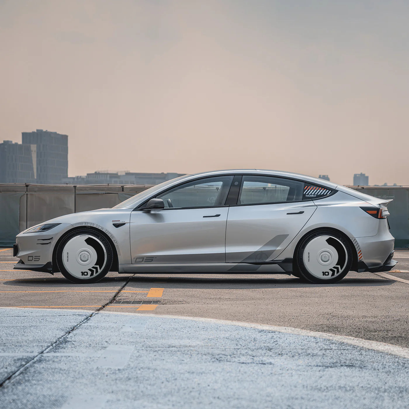 HALODISC 2 - ARROW White | Wheel Covers for Tesla